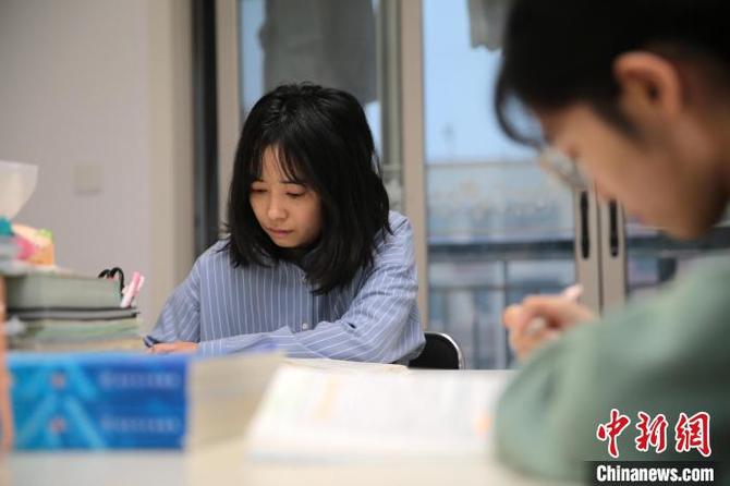 图为管利茹在复习中。 张远 摄 图为管利茹在复习中。 张远 摄