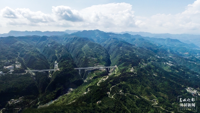 重磅！昭泸高速今天全线通车，直通滇川两省人民的心坎里！(申时勋 通讯员 王朝元 韩世江 摄)