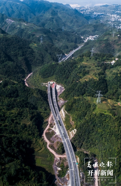 重磅！昭泸高速今天全线通车，直通滇川两省人民的心坎里！(申时勋 通讯员 王朝元 韩世江 摄)