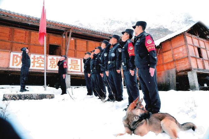 大雪中，他们坚守峡谷