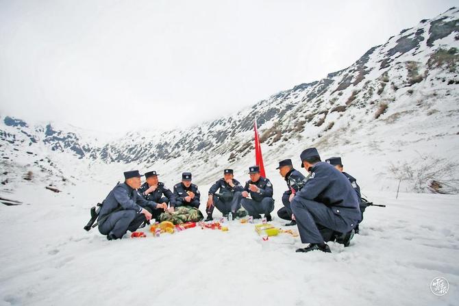 大雪中，他们坚守峡谷