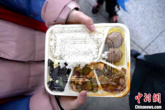 考生们领取到荤素搭配的午餐。　西安科技大学供图