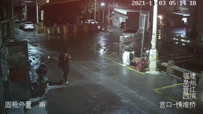 监控拍到犯罪嫌疑人俄某经过案发现场