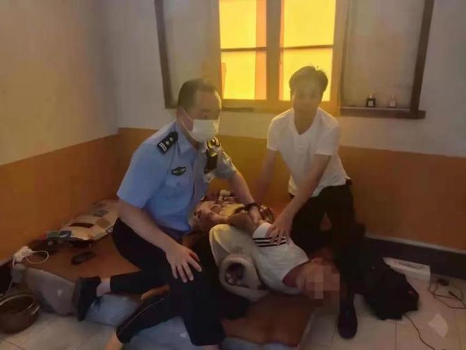 西滨派出所民警在工厂宿舍内抓获俄某