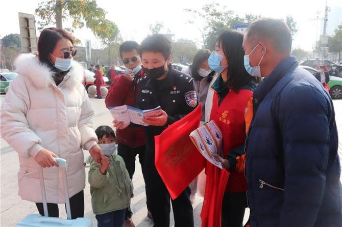 内坑派出所民警到动车站进行防诈宣传