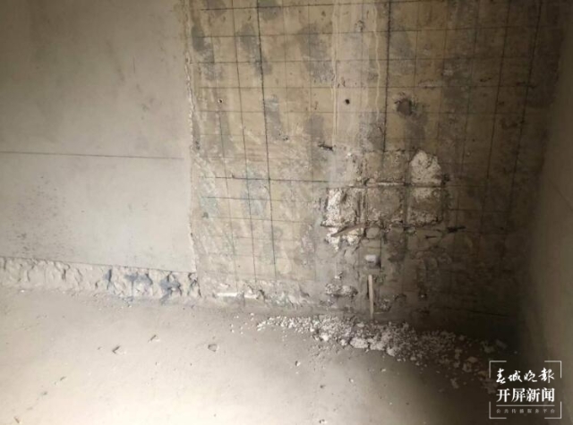 装修新房发现墙里有泡沫塑料（刘嘉 摄）
