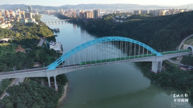 云南铁路(开屏新闻记者 孙江荭 通讯员 何思远 陈畅 梁颖 摄)