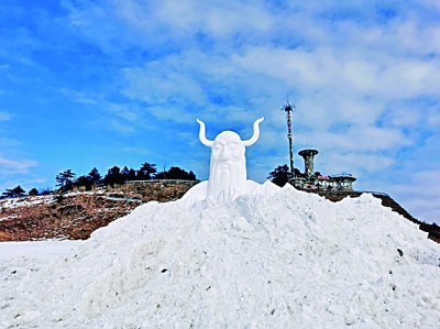 湖北神农架：冰雪运动 多彩绽放