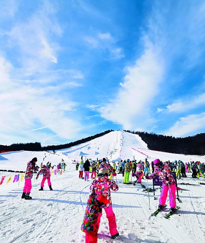 湖北神农架：冰雪运动 多彩绽放