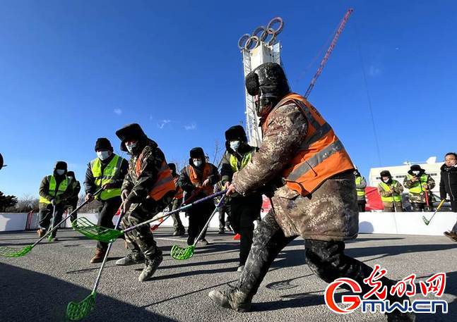 冬奥倒计时丨“奥运五环”亮相长城脚下 建设者体验冰雪运动为冬奥加油