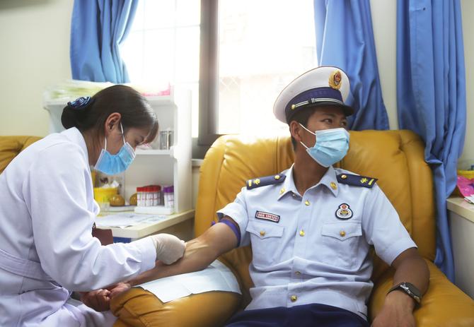 图为义务献血 图为义务献血