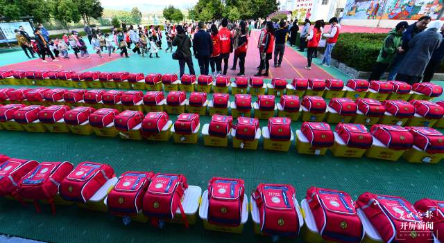 新春走基层｜一百余份暖冬包送进红河建水王马寨小学（春城晚报-开屏新闻记者 马雯 通讯员 卢维前 李金琳 摄）