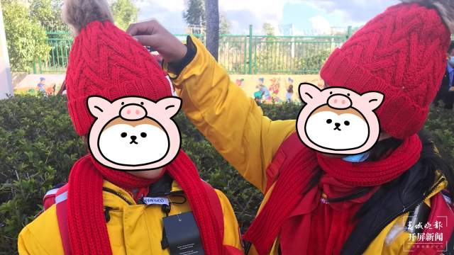 新春走基层｜一百余份暖冬包送进红河建水王马寨小学（春城晚报-开屏新闻记者 马雯 通讯员 卢维前 李金琳 摄）