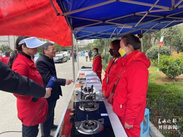 昆明市主城区4个老旧小区近5000住户春节前用上天然气（通讯员 武慧静 摄）