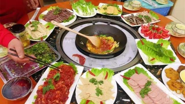 大众餐饮备受欢迎，昆明年夜饭预订火火火_副本.jpg
