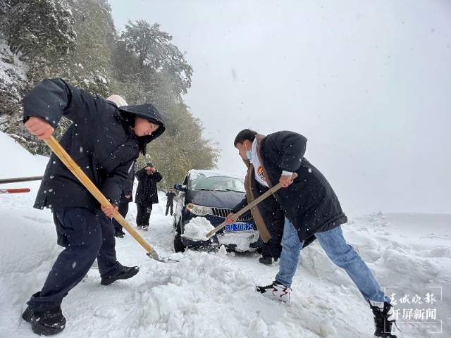 最新1.2米积雪！大雪中，他们成功转移40余名群众（开屏新闻记者）