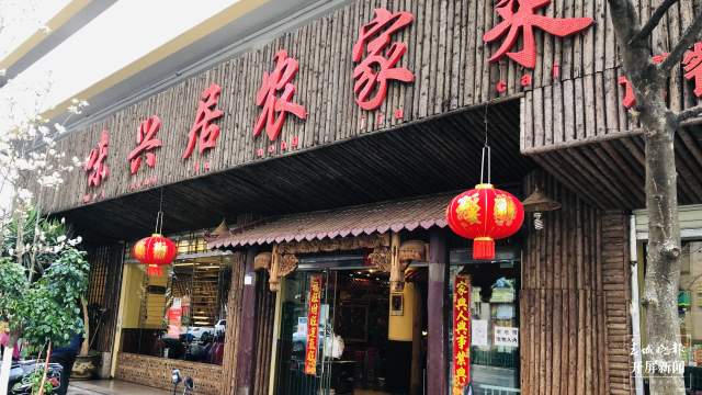 昆明一餐馆张贴告示：愿为困难之人提供免费“简餐”（开屏新闻记者 林舒佳 实习生 崔睿娴 张媛源 摄）