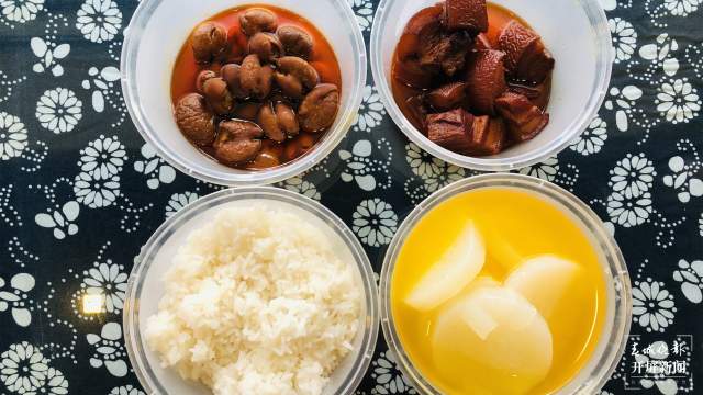 昆明一餐馆张贴告示：愿为困难之人提供免费“简餐”（开屏新闻记者 林舒佳 实习生 崔睿娴 张媛源 摄）