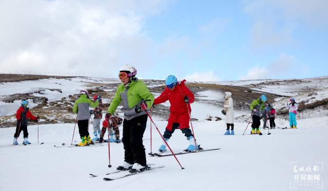 云南会泽高山滑雪场成冰雪欢乐园 (3).JPG