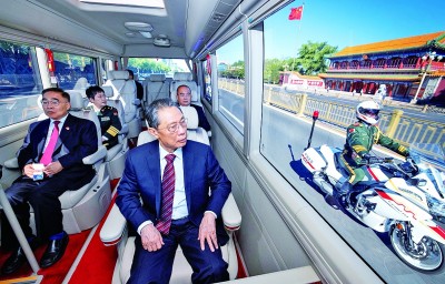 他们的卓越贡献高扬在共和国的旗帜上 他们的卓越贡献高扬在共和国的旗帜上