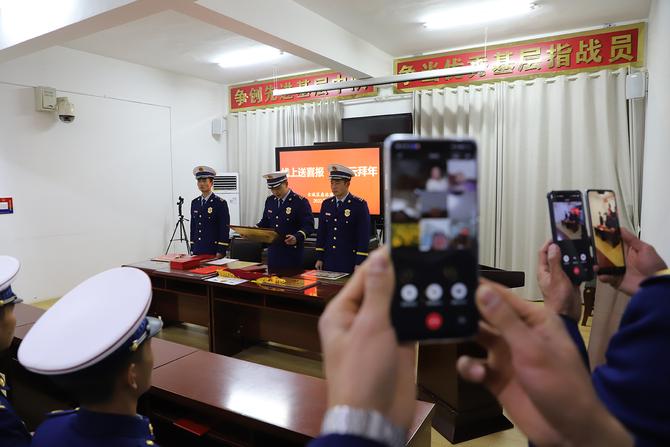 视频连线家属送喜报 视频连线家属送喜报