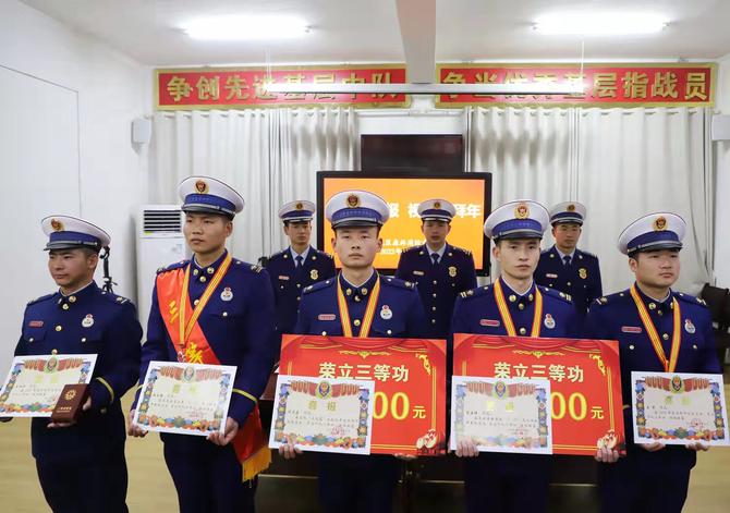 为立功人员颁奖 为立功人员颁奖