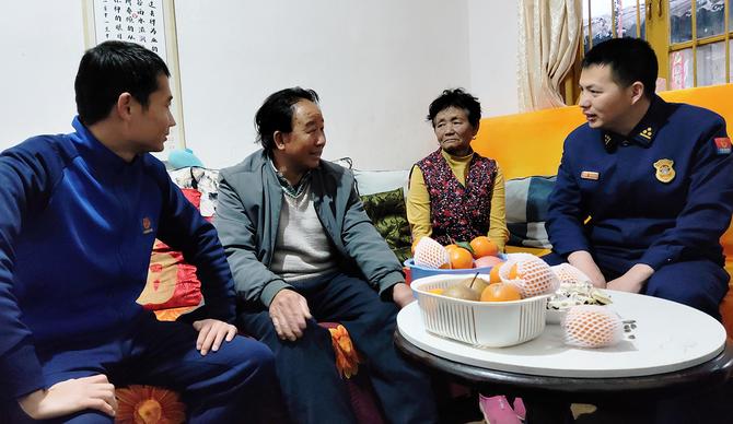 与刘永章、李秀英唠家常 与刘永章、李秀英唠家常