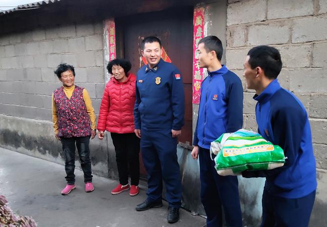 看望独居老人 看望独居老人