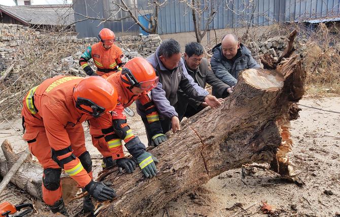 与村民合力搬移倒木 与村民合力搬移倒木