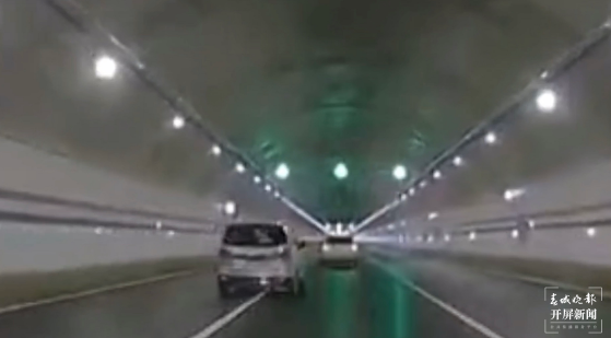 男子新昆楚高速隧道内“见缝插针”实线变道撞两车! 警方供图