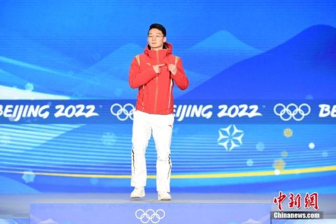 2月8日晚，短道速滑男子1000米颁奖仪式在北京颁奖广场举行。图为冠军中国选手任子威在颁奖仪式上。 中新社记者 李骏 摄