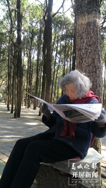 94岁老人公园读《春城晚报》打动摄影爱好者 (2).jpg