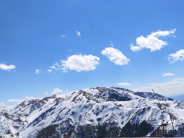 冬奥刮起冰雪运动风！3万余人打卡云南会泽大海草山滑雪场（蒋琼波 摄）