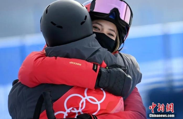2月17日，北京2022年冬奥会自由式滑雪女子U型场地技巧资格赛在张家口云顶滑雪公园进行，中国队选手谷爱凌以排名第一的成绩晋级决赛。图为赛后谷爱凌(右)拥抱鼓励其他选手。中新社记者 翟羽佳 摄