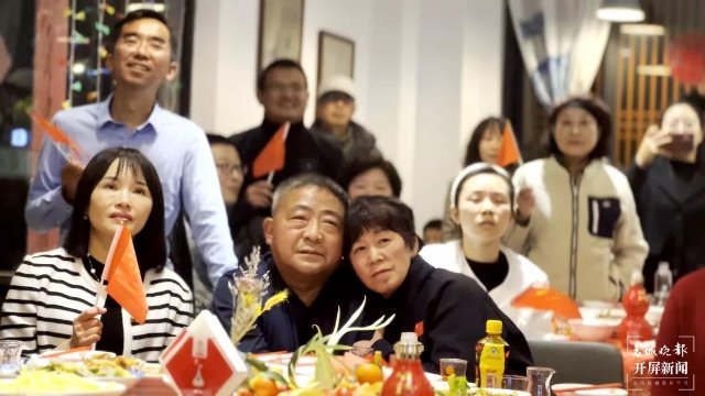 庆祝“葱桶”组合冬奥夺冠,韩聪父母在数千里外的腾冲含泪拥抱(开屏新闻记者 崔敏 通讯员 官智钦 陈娟 杨帆 张毅 王正鑫 摄)