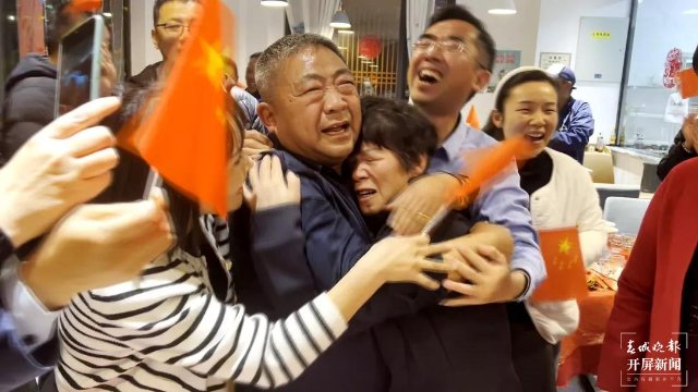 庆祝“葱桶”组合冬奥夺冠,韩聪父母在数千里外的腾冲含泪拥抱(开屏新闻记者 崔敏 通讯员 官智钦 陈娟 杨帆 张毅 王正鑫 摄)