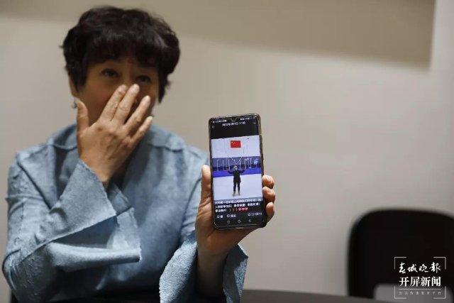 庆祝“葱桶”组合冬奥夺冠,韩聪父母在数千里外的腾冲含泪拥抱(开屏新闻记者 崔敏 通讯员 官智钦 陈娟 杨帆 张毅 王正鑫 摄)