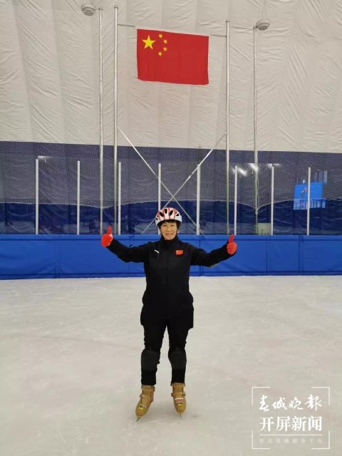 庆祝“葱桶”组合冬奥夺冠,韩聪父母在数千里外的腾冲含泪拥抱(开屏新闻记者 崔敏 通讯员 官智钦 陈娟 杨帆 张毅 王正鑫 摄)