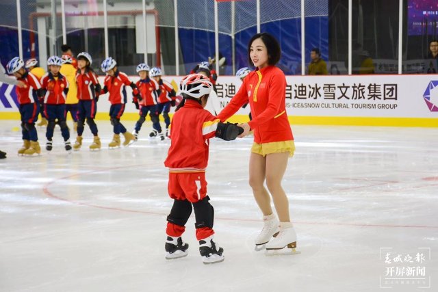 庆祝“葱桶”组合冬奥夺冠,韩聪父母在数千里外的腾冲含泪拥抱(开屏新闻记者 崔敏 通讯员 官智钦 陈娟 杨帆 张毅 王正鑫 摄)