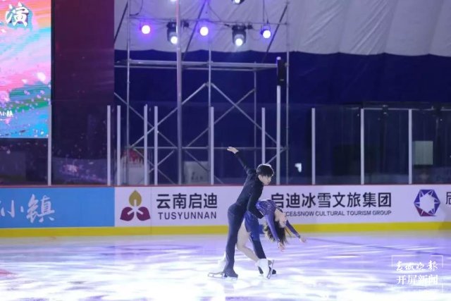 庆祝“葱桶”组合冬奥夺冠,韩聪父母在数千里外的腾冲含泪拥抱(开屏新闻记者 崔敏 通讯员 官智钦 陈娟 杨帆 张毅 王正鑫 摄)