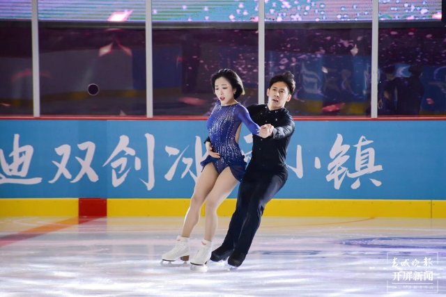 庆祝“葱桶”组合冬奥夺冠,韩聪父母在数千里外的腾冲含泪拥抱(开屏新闻记者 崔敏 通讯员 官智钦 陈娟 杨帆 张毅 王正鑫 摄)