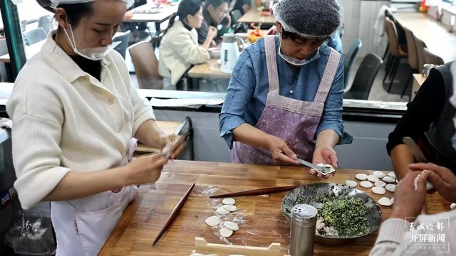 庆祝“葱桶”组合冬奥夺冠,韩聪父母在数千里外的腾冲含泪拥抱(开屏新闻记者 崔敏 通讯员 官智钦 陈娟 杨帆 张毅 王正鑫 摄)