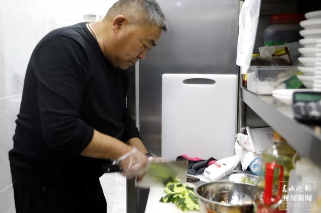 庆祝“葱桶”组合冬奥夺冠,韩聪父母在数千里外的腾冲含泪拥抱(开屏新闻记者 崔敏 通讯员 官智钦 陈娟 杨帆 张毅 王正鑫 摄)