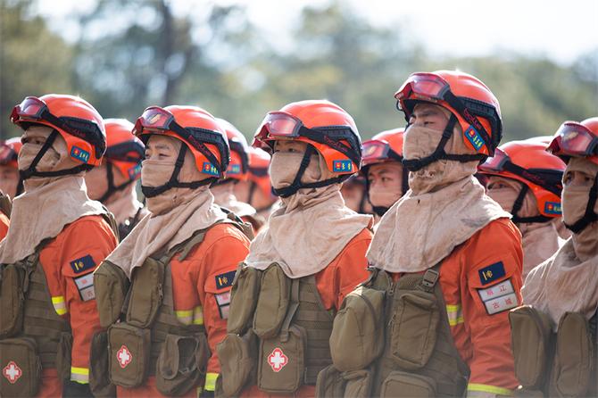 1.演练前,指挥员向队员提出要求,全体消防员严阵以待 1.演练前,指挥员向队员提出要求,全体消防员严阵以待