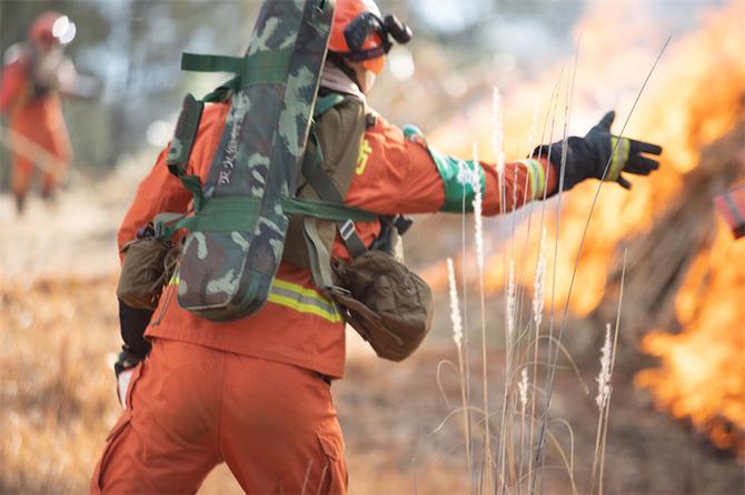 5.组合工具手投掷灭火弹打开突破口 5.组合工具手投掷灭火弹打开突破口