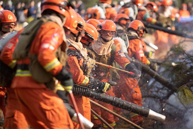 9.使用背负式水枪洒水灭火 9.使用背负式水枪洒水灭火