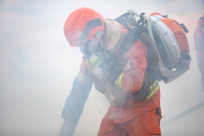 11.灭火队员的双眼被火场浓烟影响 11.灭火队员的双眼被火场浓烟影响