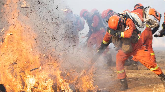13.使用强攻推进战法扑灭打火线 13.使用强攻推进战法扑灭打火线