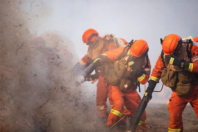 14.扑火过程中吹起烟尘 14.扑火过程中吹起烟尘