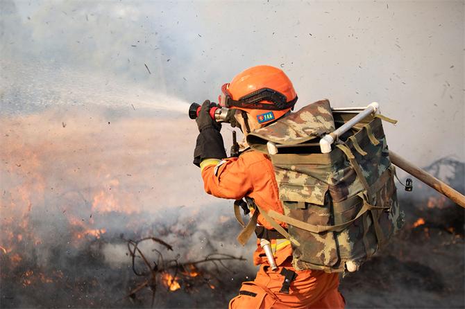 16.使用水泵以水灭火 16.使用水泵以水灭火